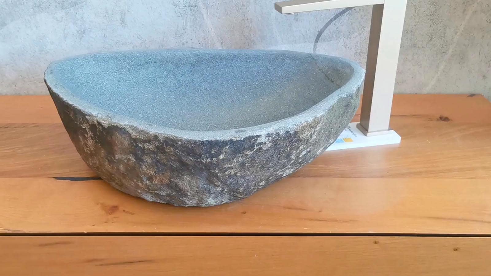 lavandino in pietra particolare