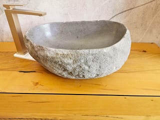Lavabo in pietra per bagno rustico con finitura naturale e autentica