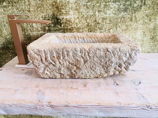 lavello grezzo antico visto frontalemente