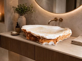 Lavabo di design per ville di lusso in marmo grezzo con ambientazione bagno elegante.