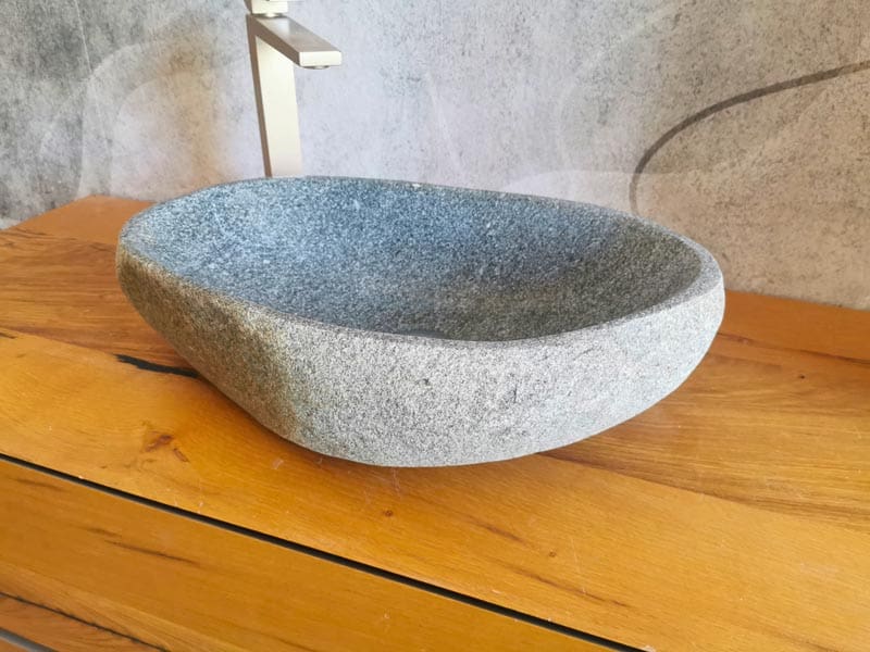 lavabo in pietra di fiume