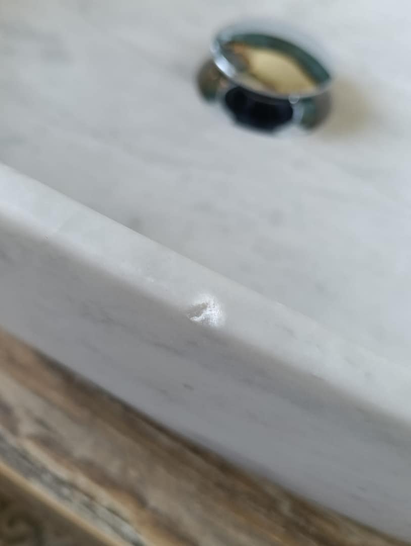 caso studio lavabo in marmo scheggiato