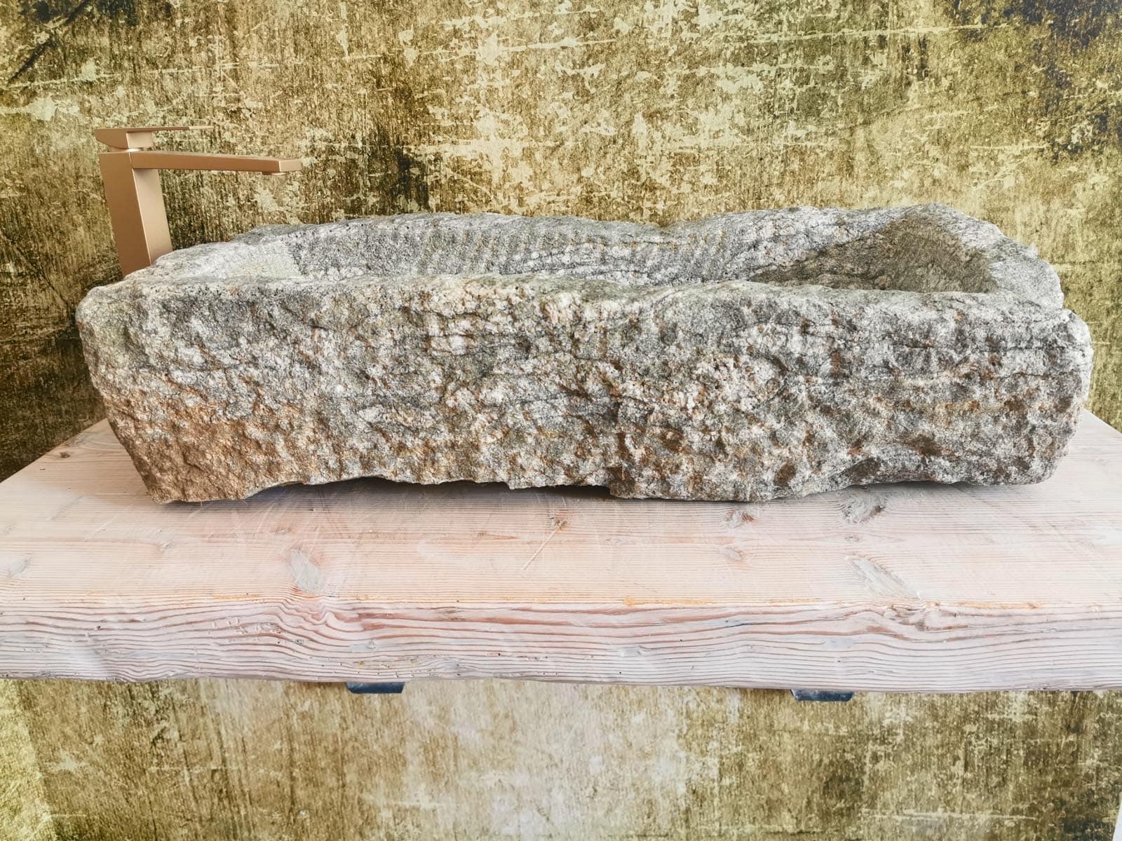 Lavello rustico in granito antico 76x36x18 cm carattere naturale