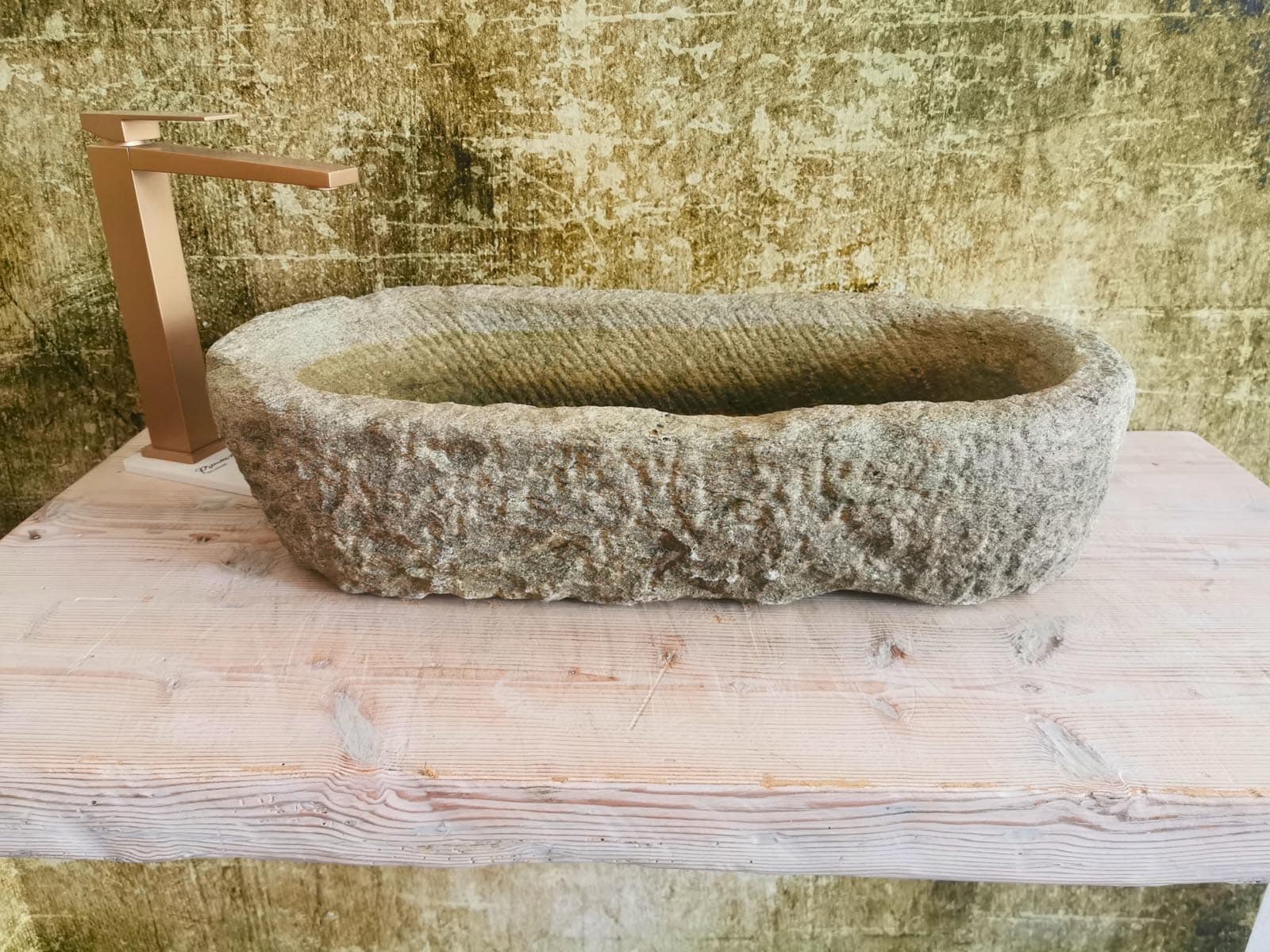 Lavello rustico in  granito verde antico grezzo  Misura 64x30x15cm