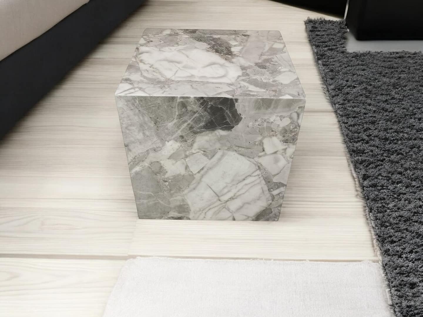 tavolino basso in marmo grigio chiaro