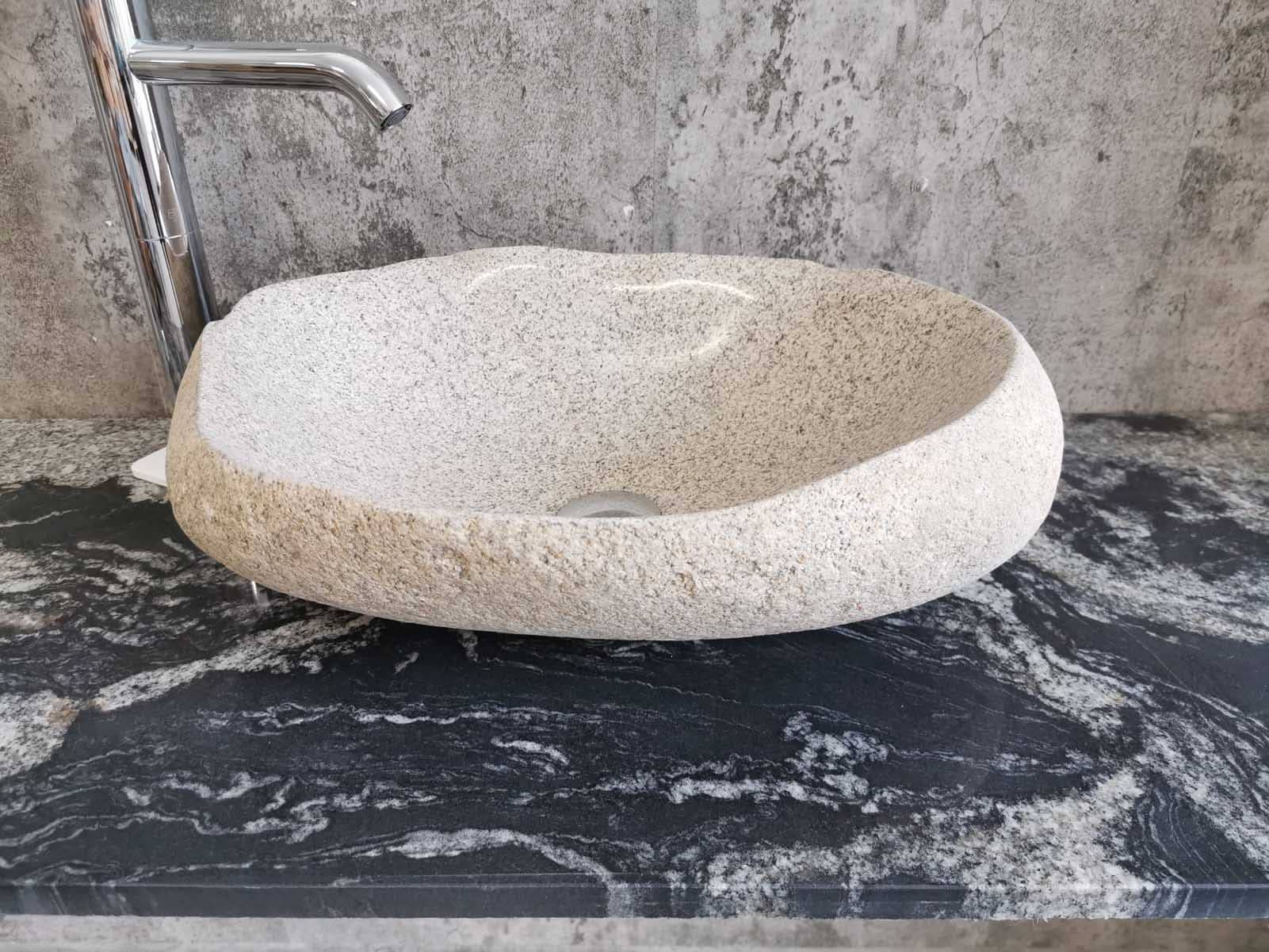 Ovales Aufsatzwaschbecken aus natürlichem Flussstein in hellweißer Farbe