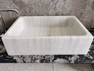 rechteckiges Waschbecken aus weißem Marmor