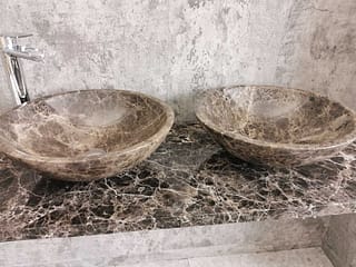 Paar Aufsatzwaschbecken für Badezimmer aus dunkelbraunem Emperador-Marmor