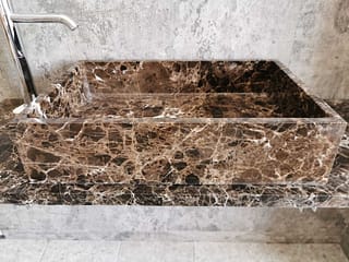 Braunes rechteckiges Aufsatzwaschbecken mit den Maßen 60x40 cm
