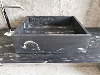 vasque à poser moderne en marbre noir, taille 70x40 cm, finition mate, couleur gris clair