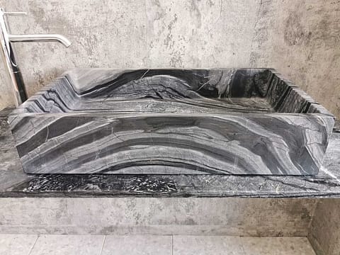 Lavabo de salle de bain en marbre gris à poser noir mat taille rectangulaire 60 x 40 cm