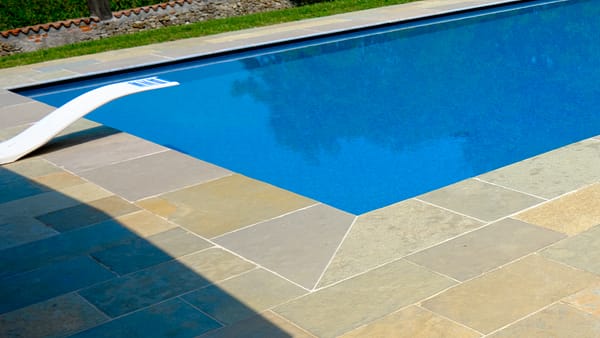 Bordo piscina in pietra Terra Toscana