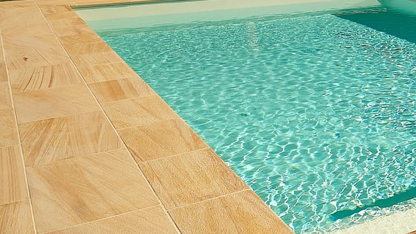 Bordo piscina in pietra Wooden