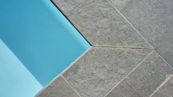 Bordo piscina in pietra Cenere