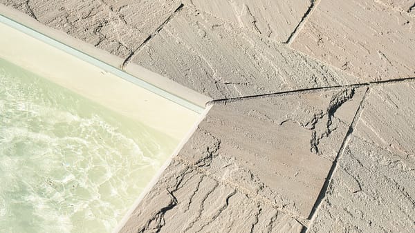 Bordo piscina in pietra Milk Shake