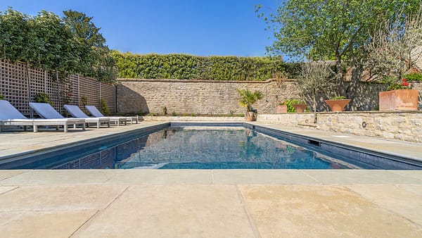 Pavimento per piscina in pietra Versilia Brown