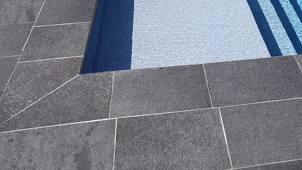 Bordo piscina in pietra Ossidiana Grey