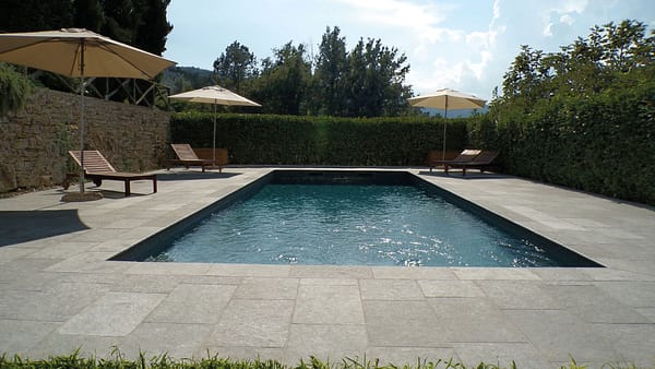 Pavimento per piscina in pietra Cenere