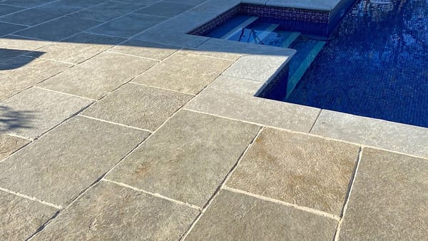 Bordo piscina in pietra Versilia Brown