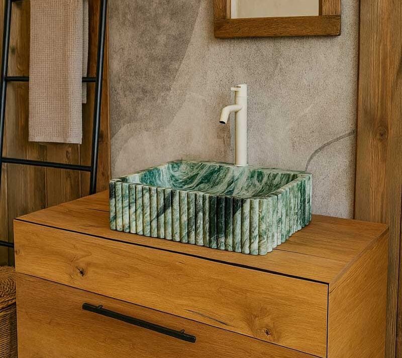 lavabo di design in marmo verde con scanalature